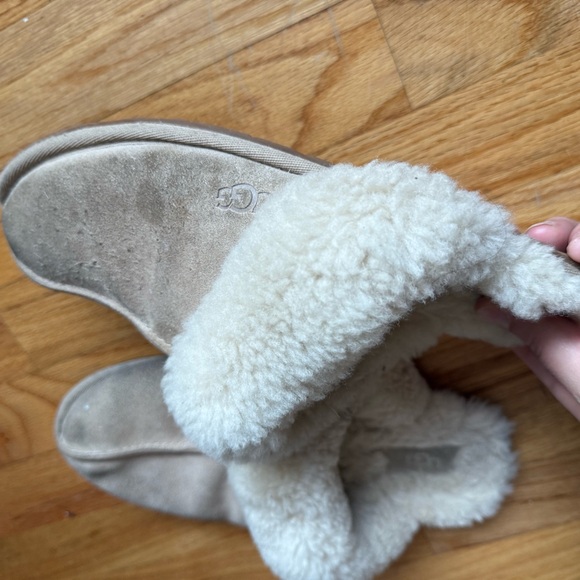 UGG slippers size 8 - Picture 10 of 13